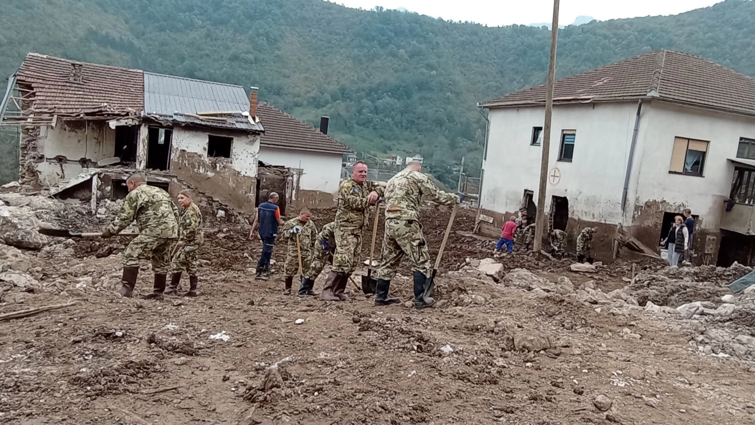 Novac pristiže, ali do njih ne dolazi. Što s kamenolomom, kako i kada do rješavanja stambenih pitanja?